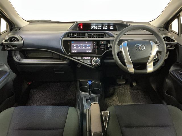 アクア S ナビ フルセグチューナー ブルートゥース対応 ETC ナビ フルセグチューナー ブルートゥース対応 ETC プッシュボタンエンジンスタート オートエアコン 電動格納式ドアミラー ホイールキャップ フォグランプ オートライト バイザー カーペットマット(2枚目)