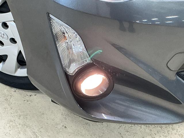 アクア S ナビ フルセグチューナー ブルートゥース対応 ETC ナビ フルセグチューナー ブルートゥース対応 ETC プッシュボタンエンジンスタート オートエアコン 電動格納式ドアミラー ホイールキャップ フォグランプ オートライト バイザー カーペットマット(8枚目)