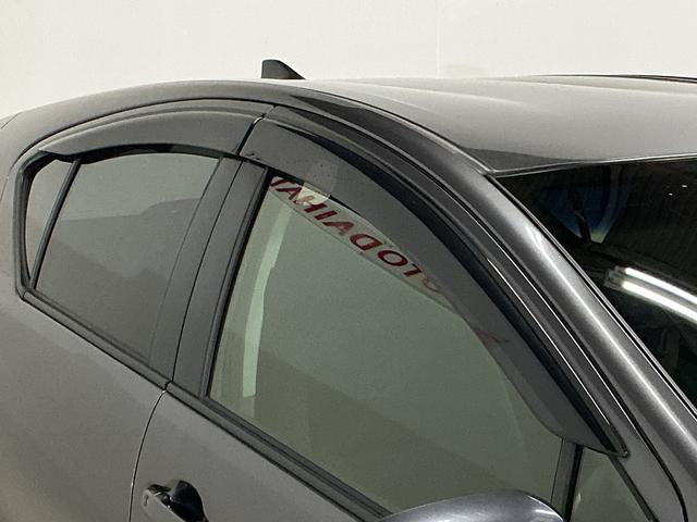 アクア S ナビ フルセグチューナー ブルートゥース対応 ETC ナビ フルセグチューナー ブルートゥース対応 ETC プッシュボタンエンジンスタート オートエアコン 電動格納式ドアミラー ホイールキャップ フォグランプ オートライト バイザー カーペットマット(10枚目)