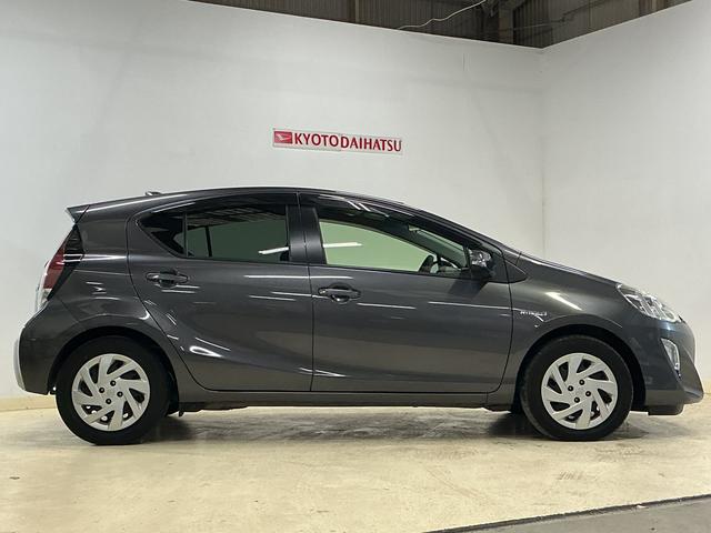 アクア S ナビ フルセグチューナー ブルートゥース対応 ETC ナビ フルセグチューナー ブルートゥース対応 ETC プッシュボタンエンジンスタート オートエアコン 電動格納式ドアミラー ホイールキャップ フォグランプ オートライト バイザー カーペットマット(11枚目)