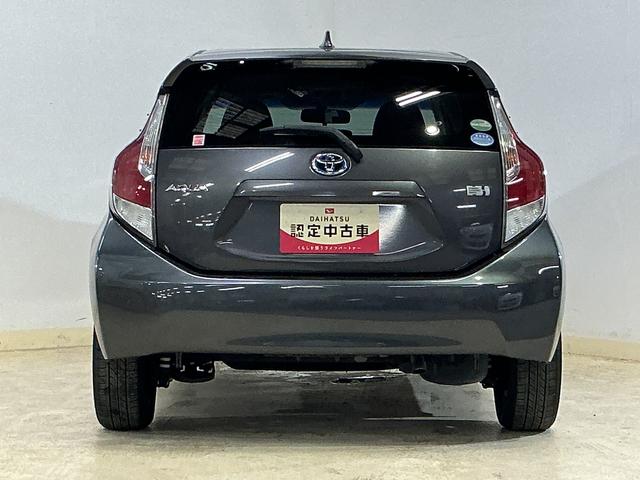 アクア S ナビ フルセグチューナー ブルートゥース対応 ETC ナビ フルセグチューナー ブルートゥース対応 ETC プッシュボタンエンジンスタート オートエアコン 電動格納式ドアミラー ホイールキャップ フォグランプ オートライト バイザー カーペットマット(12枚目)