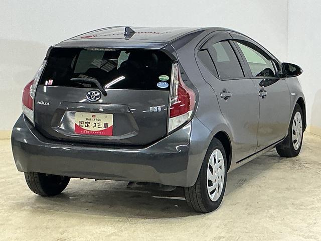 アクア S ナビ フルセグチューナー ブルートゥース対応 ETC ナビ フルセグチューナー ブルートゥース対応 ETC プッシュボタンエンジンスタート オートエアコン 電動格納式ドアミラー ホイールキャップ フォグランプ オートライト バイザー カーペットマット(13枚目)