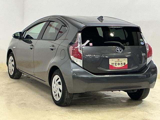 アクア S ナビ フルセグチューナー ブルートゥース対応 ETC ナビ フルセグチューナー ブルートゥース対応 ETC プッシュボタンエンジンスタート オートエアコン 電動格納式ドアミラー ホイールキャップ フォグランプ オートライト バイザー カーペットマット(14枚目)