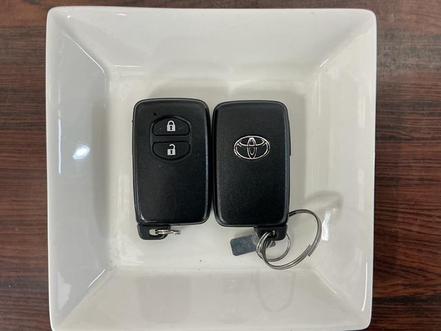 アクア S ナビ フルセグチューナー ブルートゥース対応 ETC ナビ フルセグチューナー ブルートゥース対応 ETC プッシュボタンエンジンスタート オートエアコン 電動格納式ドアミラー ホイールキャップ フォグランプ オートライト バイザー カーペットマット(15枚目)