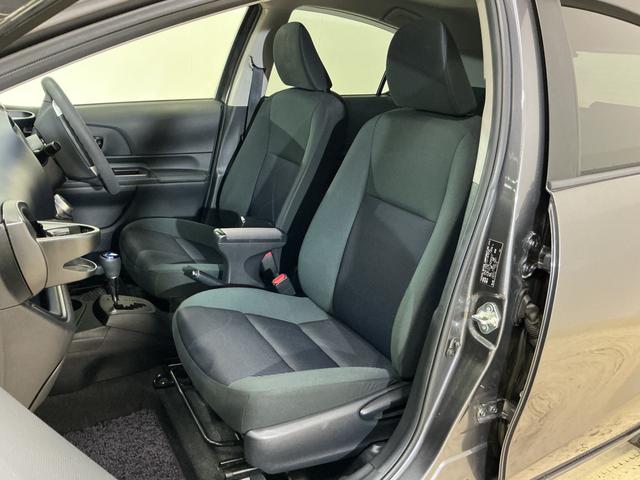 アクア S ナビ フルセグチューナー ブルートゥース対応 ETC ナビ フルセグチューナー ブルートゥース対応 ETC プッシュボタンエンジンスタート オートエアコン 電動格納式ドアミラー ホイールキャップ フォグランプ オートライト バイザー カーペットマット(18枚目)