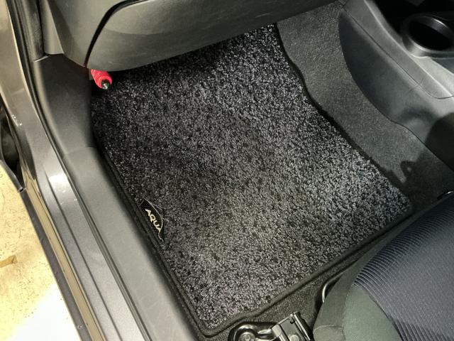 アクア S ナビ フルセグチューナー ブルートゥース対応 ETC ナビ フルセグチューナー ブルートゥース対応 ETC プッシュボタンエンジンスタート オートエアコン 電動格納式ドアミラー ホイールキャップ フォグランプ オートライト バイザー カーペットマット(23枚目)