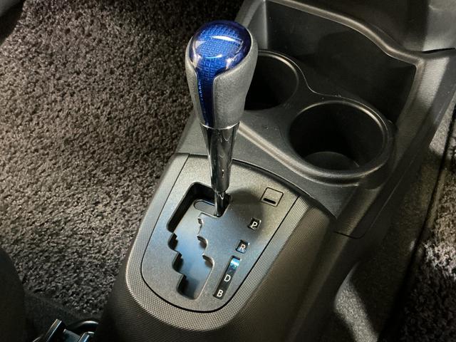 アクア S ナビ フルセグチューナー ブルートゥース対応 ETC ナビ フルセグチューナー ブルートゥース対応 ETC プッシュボタンエンジンスタート オートエアコン 電動格納式ドアミラー ホイールキャップ フォグランプ オートライト バイザー カーペットマット(46枚目)