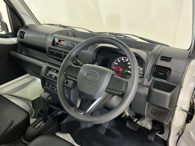 ハイゼットトラック スタンダード　ワンオーナー　４ＷＤ　ＣＶＴ車　ラジオデッキ　ワンオーナー　４ＷＤ　ＣＶＴ車　ラジオデッキ　リアコーナーセンサー　３方開　オートライト　横滑り防止装置　アイドリングストップ　スペアキー有り　マニュアルエアコン　１２Ｖ電源ソケット　バッテリーカバー（2枚目）