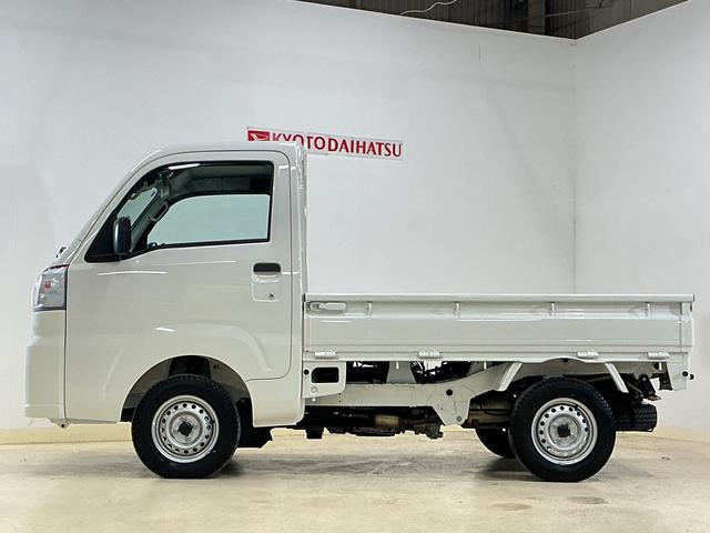 ハイゼットトラック スタンダード　ワンオーナー　４ＷＤ　ＣＶＴ車　ラジオデッキ　ワンオーナー　４ＷＤ　ＣＶＴ車　ラジオデッキ　リアコーナーセンサー　３方開　オートライト　横滑り防止装置　アイドリングストップ　スペアキー有り　マニュアルエアコン　１２Ｖ電源ソケット　バッテリーカバー（10枚目）