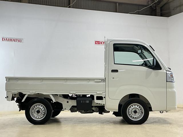 ハイゼットトラック スタンダード　ワンオーナー　４ＷＤ　ＣＶＴ車　ラジオデッキ　ワンオーナー　４ＷＤ　ＣＶＴ車　ラジオデッキ　リアコーナーセンサー　３方開　オートライト　横滑り防止装置　アイドリングストップ　スペアキー有り　マニュアルエアコン　１２Ｖ電源ソケット　バッテリーカバー（11枚目）