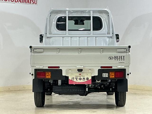 ハイゼットトラック スタンダード　ワンオーナー　４ＷＤ　ＣＶＴ車　ラジオデッキ　ワンオーナー　４ＷＤ　ＣＶＴ車　ラジオデッキ　リアコーナーセンサー　３方開　オートライト　横滑り防止装置　アイドリングストップ　スペアキー有り　マニュアルエアコン　１２Ｖ電源ソケット　バッテリーカバー（12枚目）