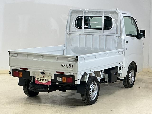 ハイゼットトラック スタンダード　ワンオーナー　４ＷＤ　ＣＶＴ車　ラジオデッキ　ワンオーナー　４ＷＤ　ＣＶＴ車　ラジオデッキ　リアコーナーセンサー　３方開　オートライト　横滑り防止装置　アイドリングストップ　スペアキー有り　マニュアルエアコン　１２Ｖ電源ソケット　バッテリーカバー（13枚目）