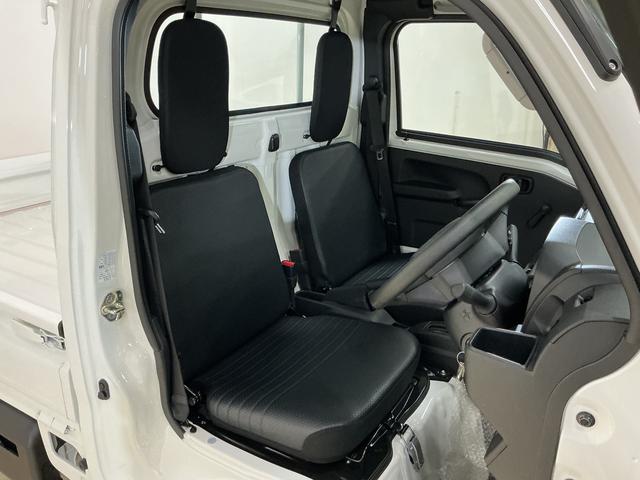 ハイゼットトラック スタンダード　ワンオーナー　４ＷＤ　ＣＶＴ車　ラジオデッキ　ワンオーナー　４ＷＤ　ＣＶＴ車　ラジオデッキ　リアコーナーセンサー　３方開　オートライト　横滑り防止装置　アイドリングストップ　スペアキー有り　マニュアルエアコン　１２Ｖ電源ソケット　バッテリーカバー（19枚目）