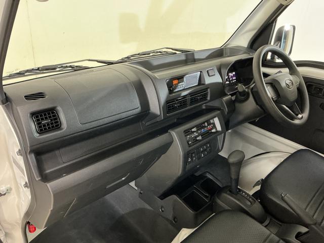 ハイゼットトラック スタンダード　ワンオーナー　４ＷＤ　ＣＶＴ車　ラジオデッキ　ワンオーナー　４ＷＤ　ＣＶＴ車　ラジオデッキ　リアコーナーセンサー　３方開　オートライト　横滑り防止装置　アイドリングストップ　スペアキー有り　マニュアルエアコン　１２Ｖ電源ソケット　バッテリーカバー（20枚目）