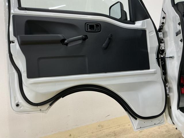 ハイゼットトラック スタンダード　ワンオーナー　４ＷＤ　ＣＶＴ車　ラジオデッキ　ワンオーナー　４ＷＤ　ＣＶＴ車　ラジオデッキ　リアコーナーセンサー　３方開　オートライト　横滑り防止装置　アイドリングストップ　スペアキー有り　マニュアルエアコン　１２Ｖ電源ソケット　バッテリーカバー（23枚目）