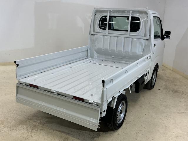 ハイゼットトラック スタンダード　ワンオーナー　４ＷＤ　ＣＶＴ車　ラジオデッキ　ワンオーナー　４ＷＤ　ＣＶＴ車　ラジオデッキ　リアコーナーセンサー　３方開　オートライト　横滑り防止装置　アイドリングストップ　スペアキー有り　マニュアルエアコン　１２Ｖ電源ソケット　バッテリーカバー（25枚目）