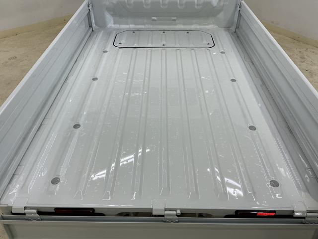 ハイゼットトラック スタンダード　ワンオーナー　４ＷＤ　ＣＶＴ車　ラジオデッキ　ワンオーナー　４ＷＤ　ＣＶＴ車　ラジオデッキ　リアコーナーセンサー　３方開　オートライト　横滑り防止装置　アイドリングストップ　スペアキー有り　マニュアルエアコン　１２Ｖ電源ソケット　バッテリーカバー（27枚目）