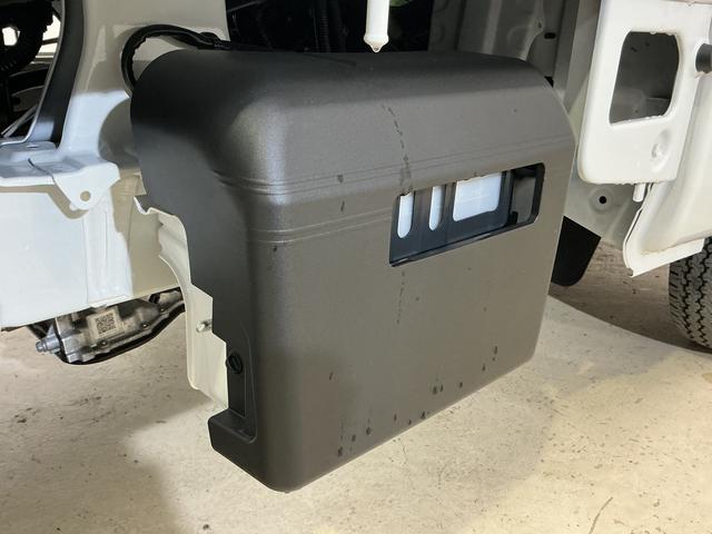 ハイゼットトラック スタンダード　ワンオーナー　４ＷＤ　ＣＶＴ車　ラジオデッキ　ワンオーナー　４ＷＤ　ＣＶＴ車　ラジオデッキ　リアコーナーセンサー　３方開　オートライト　横滑り防止装置　アイドリングストップ　スペアキー有り　マニュアルエアコン　１２Ｖ電源ソケット　バッテリーカバー（29枚目）