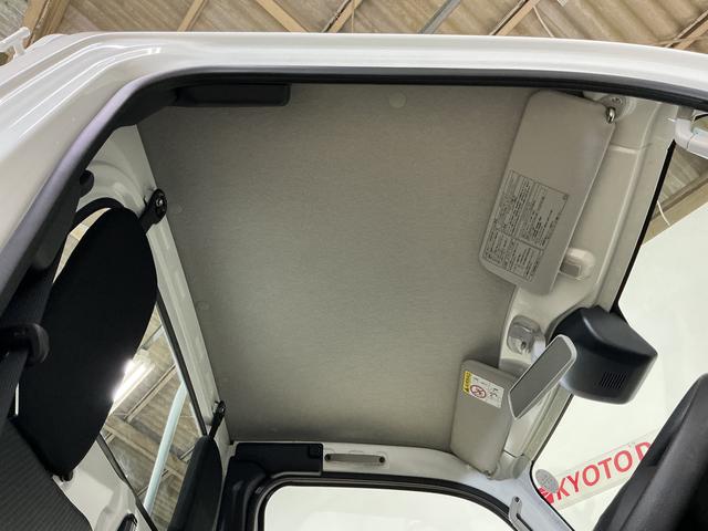 ハイゼットトラック スタンダード　ワンオーナー　４ＷＤ　ＣＶＴ車　ラジオデッキ　ワンオーナー　４ＷＤ　ＣＶＴ車　ラジオデッキ　リアコーナーセンサー　３方開　オートライト　横滑り防止装置　アイドリングストップ　スペアキー有り　マニュアルエアコン　１２Ｖ電源ソケット　バッテリーカバー（31枚目）