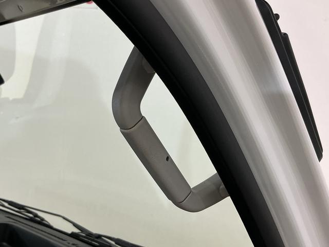 ハイゼットトラック スタンダード　ワンオーナー　４ＷＤ　ＣＶＴ車　ラジオデッキ　ワンオーナー　４ＷＤ　ＣＶＴ車　ラジオデッキ　リアコーナーセンサー　３方開　オートライト　横滑り防止装置　アイドリングストップ　スペアキー有り　マニュアルエアコン　１２Ｖ電源ソケット　バッテリーカバー（33枚目）