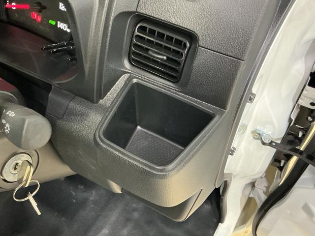 ハイゼットトラック スタンダード　ワンオーナー　４ＷＤ　ＣＶＴ車　ラジオデッキ　ワンオーナー　４ＷＤ　ＣＶＴ車　ラジオデッキ　リアコーナーセンサー　３方開　オートライト　横滑り防止装置　アイドリングストップ　スペアキー有り　マニュアルエアコン　１２Ｖ電源ソケット　バッテリーカバー（34枚目）