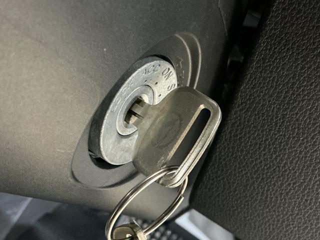 ハイゼットトラック スタンダード　ワンオーナー　４ＷＤ　ＣＶＴ車　ラジオデッキ　ワンオーナー　４ＷＤ　ＣＶＴ車　ラジオデッキ　リアコーナーセンサー　３方開　オートライト　横滑り防止装置　アイドリングストップ　スペアキー有り　マニュアルエアコン　１２Ｖ電源ソケット　バッテリーカバー（35枚目）