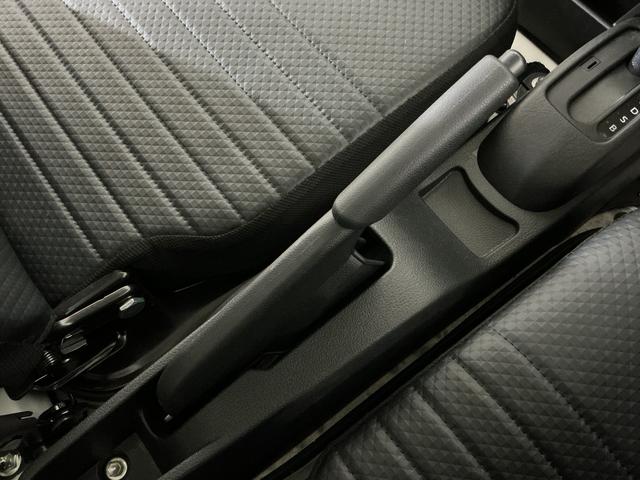 ハイゼットトラック スタンダード　ワンオーナー　４ＷＤ　ＣＶＴ車　ラジオデッキ　ワンオーナー　４ＷＤ　ＣＶＴ車　ラジオデッキ　リアコーナーセンサー　３方開　オートライト　横滑り防止装置　アイドリングストップ　スペアキー有り　マニュアルエアコン　１２Ｖ電源ソケット　バッテリーカバー（41枚目）