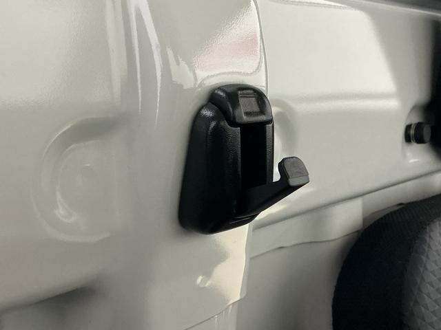 ハイゼットトラック スタンダード　ワンオーナー　４ＷＤ　ＣＶＴ車　ラジオデッキ　ワンオーナー　４ＷＤ　ＣＶＴ車　ラジオデッキ　リアコーナーセンサー　３方開　オートライト　横滑り防止装置　アイドリングストップ　スペアキー有り　マニュアルエアコン　１２Ｖ電源ソケット　バッテリーカバー（42枚目）