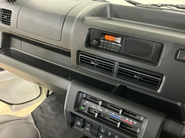 ハイゼットトラック スタンダード　ワンオーナー　４ＷＤ　ＣＶＴ車　ラジオデッキ　ワンオーナー　４ＷＤ　ＣＶＴ車　ラジオデッキ　リアコーナーセンサー　３方開　オートライト　横滑り防止装置　アイドリングストップ　スペアキー有り　マニュアルエアコン　１２Ｖ電源ソケット　バッテリーカバー（48枚目）