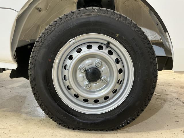 ハイゼットトラック スタンダード　ワンオーナー　４ＷＤ　ＣＶＴ車　ラジオデッキ　ワンオーナー　４ＷＤ　ＣＶＴ車　ラジオデッキ　リアコーナーセンサー　３方開　オートライト　横滑り防止装置　アイドリングストップ　スペアキー有り　マニュアルエアコン　１２Ｖ電源ソケット　バッテリーカバー（53枚目）