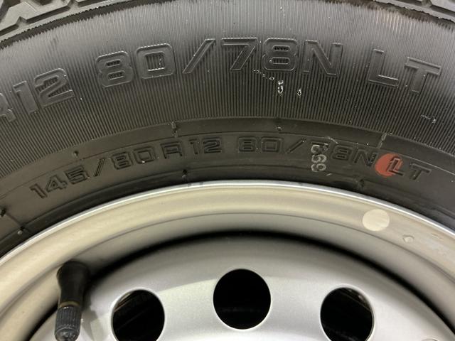 ハイゼットトラック スタンダード　ワンオーナー　４ＷＤ　ＣＶＴ車　ラジオデッキ　ワンオーナー　４ＷＤ　ＣＶＴ車　ラジオデッキ　リアコーナーセンサー　３方開　オートライト　横滑り防止装置　アイドリングストップ　スペアキー有り　マニュアルエアコン　１２Ｖ電源ソケット　バッテリーカバー（54枚目）