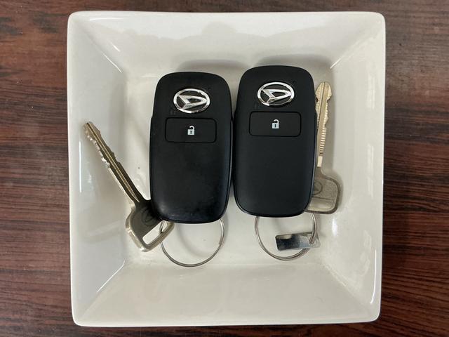 ハイゼットトラック ＥＸＴ　ワンオーナー　４ＷＤ　ＣＶＴ車　リアコーナーセンサー　ワンオーナー　４ＷＤ　ＣＶＴ車　リアコーナーセンサー　オートマチックハイビーム　３方開　荷台作業灯　オートライト　横滑り防止装置　スマアシ　アイドリングストップ　プッシュスタート　スマートキー（17枚目）