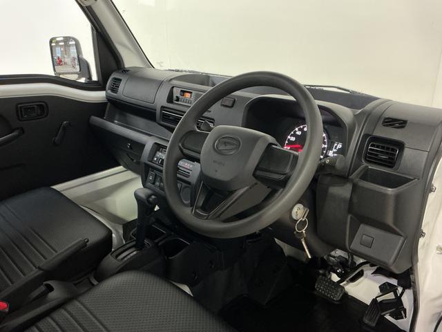 ハイゼットトラック スタンダード　ワンオーナー　４ＷＤ　ＣＶＴ車　ラジオデッキ　ワンオーナー　切替式４ＷＤ　ＣＶＴ車　ラジオデッキ　コーナーセンサー　３方開　オートライト　スペアキー　横滑り防止装置　アイドリングストップ　スマートアシスト　１２Ｖ電源ソケット　マニュアルエアコン（2枚目）