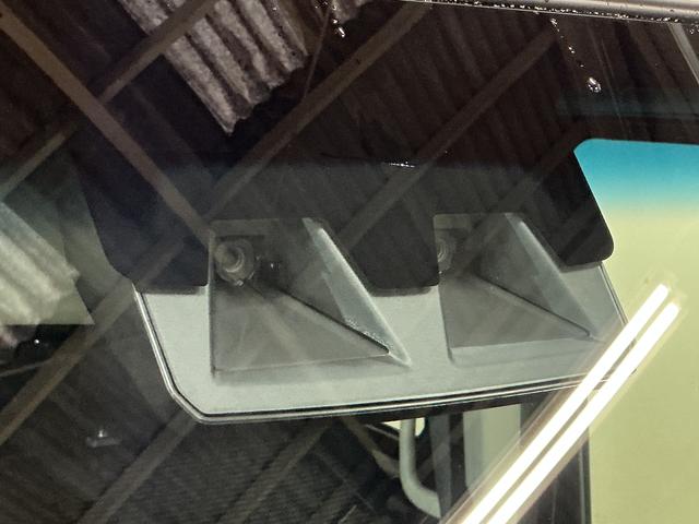 ハイゼットカーゴ クルーズ ワンオーナー 切替式4WD コーナーセンサー ワンオーナー 切替式4WD コーナーセンサー オートマチックハイビーム オートライト プッシュスタート スマートキー キーレスエントリー 横滑り防止装置 アイドリングストップ 12V電源ソケット(7枚目)