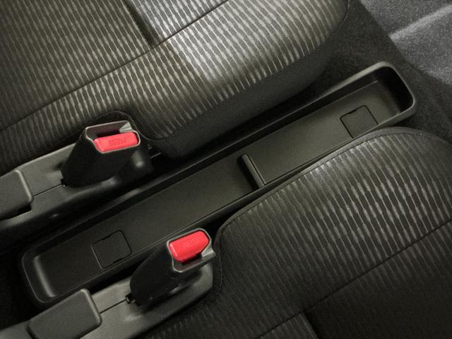 ハイゼットカーゴ クルーズ ワンオーナー 切替式4WD コーナーセンサー ワンオーナー 切替式4WD コーナーセンサー オートマチックハイビーム オートライト プッシュスタート スマートキー キーレスエントリー 横滑り防止装置 アイドリングストップ 12V電源ソケット(41枚目)