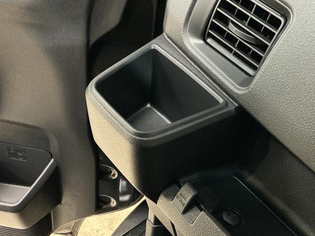 ハイゼットカーゴ クルーズ ワンオーナー 切替式4WD コーナーセンサー ワンオーナー 切替式4WD コーナーセンサー オートマチックハイビーム オートライト プッシュスタート スマートキー キーレスエントリー 横滑り防止装置 アイドリングストップ 12V電源ソケット(47枚目)