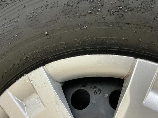 ハイゼットカーゴ クルーズ ワンオーナー 切替式4WD コーナーセンサー ワンオーナー 切替式4WD コーナーセンサー オートマチックハイビーム オートライト プッシュスタート スマートキー キーレスエントリー 横滑り防止装置 アイドリングストップ 12V電源ソケット(56枚目)