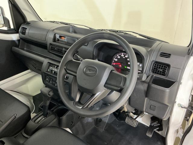 ハイゼットトラック スタンダード　４ＷＤ　ＣＶＴ　ラジオデッキ　コーナーセンサー　４ＷＤ　ＣＶＴ車　ラジオデッキ　前後コーナーセンサー　３方開　オートマチックハイビーム　衝突軽減ブレーキ　１２Ｖ電源ソケット　横滑り防止装置　アイドリングストップ　オートライト　スペアキー（2枚目）