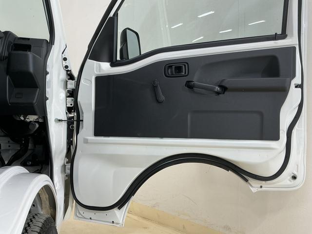 ハイゼットトラック スタンダード　４ＷＤ　ＣＶＴ　ラジオデッキ　コーナーセンサー　４ＷＤ　ＣＶＴ車　ラジオデッキ　前後コーナーセンサー　３方開　オートマチックハイビーム　衝突軽減ブレーキ　１２Ｖ電源ソケット　横滑り防止装置　アイドリングストップ　オートライト　スペアキー（20枚目）