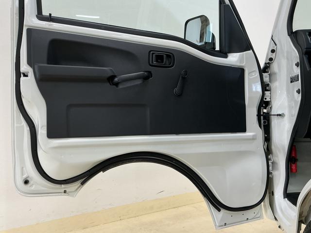 ハイゼットトラック スタンダード　４ＷＤ　ＣＶＴ　ラジオデッキ　コーナーセンサー　４ＷＤ　ＣＶＴ車　ラジオデッキ　前後コーナーセンサー　３方開　オートマチックハイビーム　衝突軽減ブレーキ　１２Ｖ電源ソケット　横滑り防止装置　アイドリングストップ　オートライト　スペアキー（21枚目）