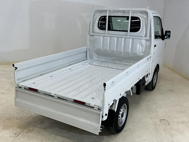 ハイゼットトラック スタンダード　４ＷＤ　ＣＶＴ　ラジオデッキ　コーナーセンサー　４ＷＤ　ＣＶＴ車　ラジオデッキ　前後コーナーセンサー　３方開　オートマチックハイビーム　衝突軽減ブレーキ　１２Ｖ電源ソケット　横滑り防止装置　アイドリングストップ　オートライト　スペアキー（25枚目）
