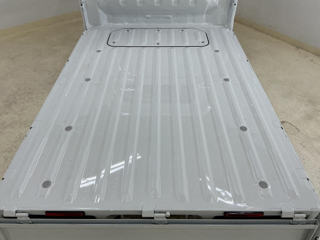 ハイゼットトラック スタンダード　４ＷＤ　ＣＶＴ　ラジオデッキ　コーナーセンサー　４ＷＤ　ＣＶＴ車　ラジオデッキ　前後コーナーセンサー　３方開　オートマチックハイビーム　衝突軽減ブレーキ　１２Ｖ電源ソケット　横滑り防止装置　アイドリングストップ　オートライト　スペアキー（27枚目）