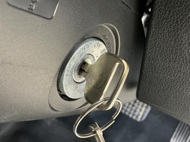 ハイゼットトラック スタンダード　４ＷＤ　ＣＶＴ　ラジオデッキ　コーナーセンサー　４ＷＤ　ＣＶＴ車　ラジオデッキ　前後コーナーセンサー　３方開　オートマチックハイビーム　衝突軽減ブレーキ　１２Ｖ電源ソケット　横滑り防止装置　アイドリングストップ　オートライト　スペアキー（36枚目）