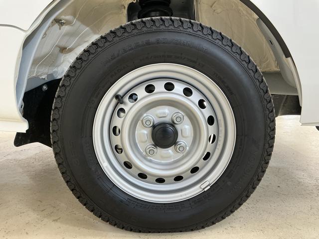 ハイゼットトラック スタンダード　４ＷＤ　ＣＶＴ　ラジオデッキ　コーナーセンサー　４ＷＤ　ＣＶＴ車　ラジオデッキ　前後コーナーセンサー　３方開　オートマチックハイビーム　衝突軽減ブレーキ　１２Ｖ電源ソケット　横滑り防止装置　アイドリングストップ　オートライト　スペアキー（53枚目）