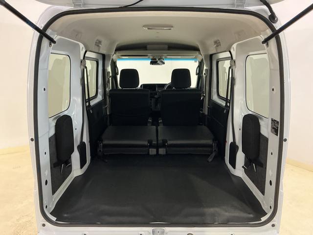 ハイゼットカーゴ クルーズターボ　コーナーセンサー　オートマチックハイビーム　前後コーナーセンサー　オートマチックハイビーム　オートライト　アイドリングストップ　スマートキー　キーレスエントリー　スペアキー有り　プッシュスタート　横滑り防止装置　盗難防止装置　マニュアルエアコン（28枚目）