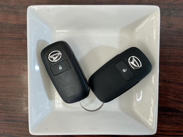 ハイゼットカーゴ デッキバンG CVT車 オートマチックハイビーム スマアシ CVT車 オートマチックハイビーム 両側スライドドア 前後コーナーセンサー スマートアシスト アイドリングストップ 盗難防止装置 横滑り防止装置 プッシュスタート スマートキー 12V電源ソケット(16枚目)