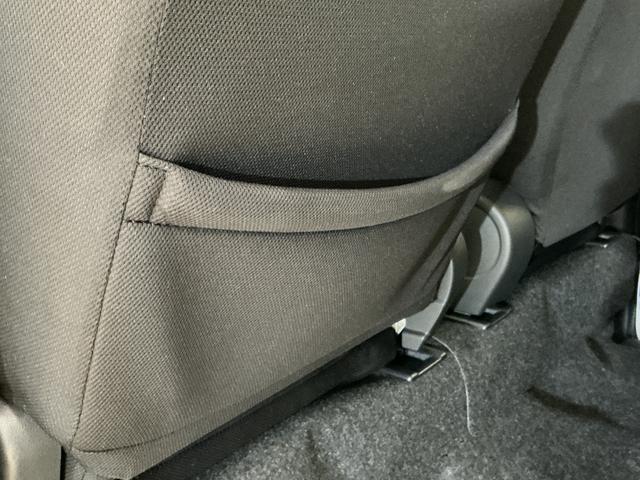 ハイゼットカーゴ デッキバンG CVT車 オートマチックハイビーム スマアシ CVT車 オートマチックハイビーム 両側スライドドア 前後コーナーセンサー スマートアシスト アイドリングストップ 盗難防止装置 横滑り防止装置 プッシュスタート スマートキー 12V電源ソケット(23枚目)