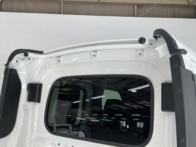 ハイゼットカーゴ デッキバンG CVT車 オートマチックハイビーム スマアシ CVT車 オートマチックハイビーム 両側スライドドア 前後コーナーセンサー スマートアシスト アイドリングストップ 盗難防止装置 横滑り防止装置 プッシュスタート スマートキー 12V電源ソケット(30枚目)