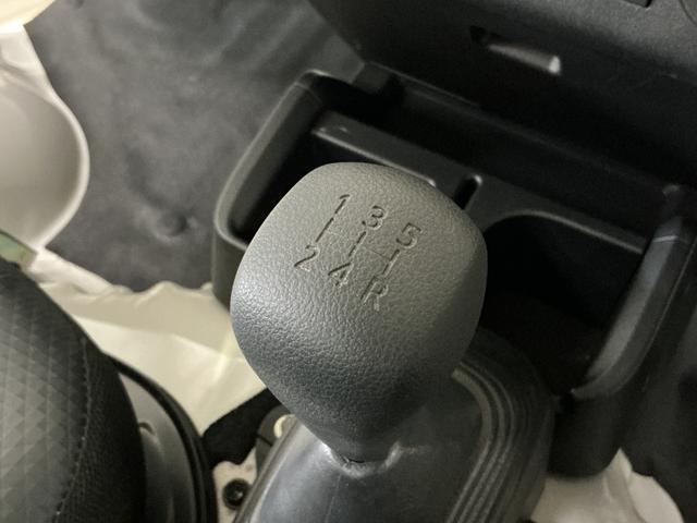 ハイゼットトラック ジャンボスタンダード 5速MT ラジオ 前後コーナーセンサー 5速MT ラジオデッキ 前後コーナーセンサー オートマチックハイビーム 3方開 オートライト 横滑り防止装置 アイドリングストップ マニュアルエアコン 12V電源ソケット ヘッドライトレべライザー(4枚目)