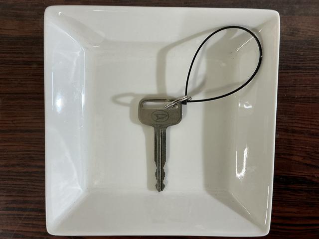 ハイゼットトラック ジャンボスタンダード 5速MT ラジオ 前後コーナーセンサー 5速MT ラジオデッキ 前後コーナーセンサー オートマチックハイビーム 3方開 オートライト 横滑り防止装置 アイドリングストップ マニュアルエアコン 12V電源ソケット ヘッドライトレべライザー(17枚目)